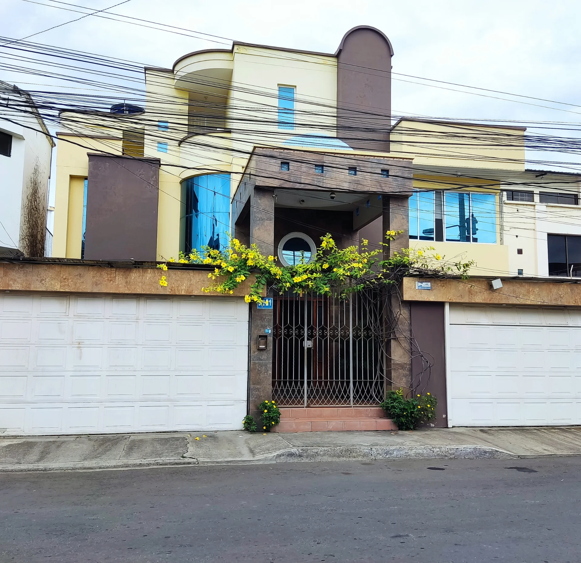 Venta de Casa con 6 Dormitorios y Piscina en Portoviejo, Manabí