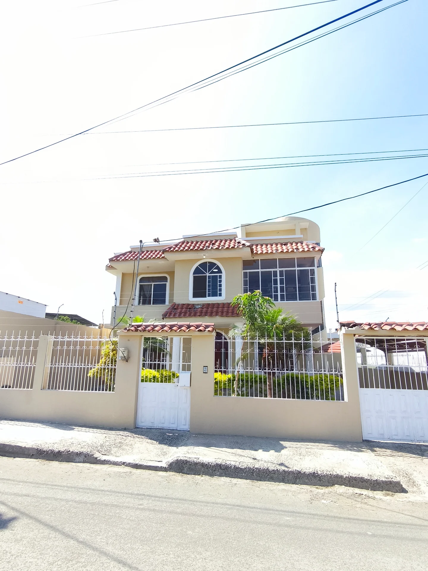 Casa en venta en Manta 6 habitaciones con terraza