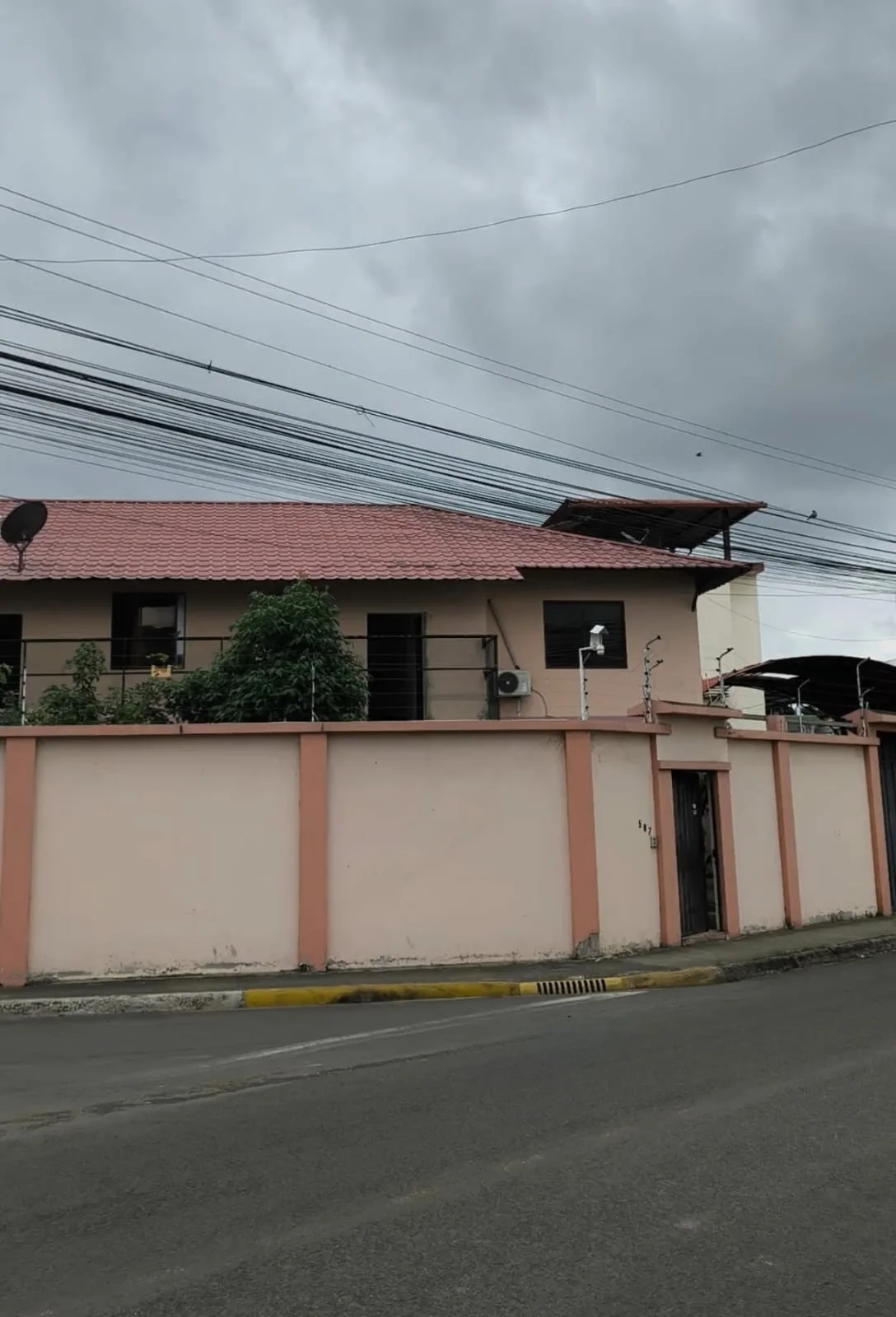 Casa en venta con 10 habitaciones para negocio y vivienda Portoviejo, Manabí